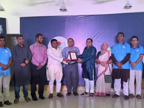 সম্মাননা প্রদান