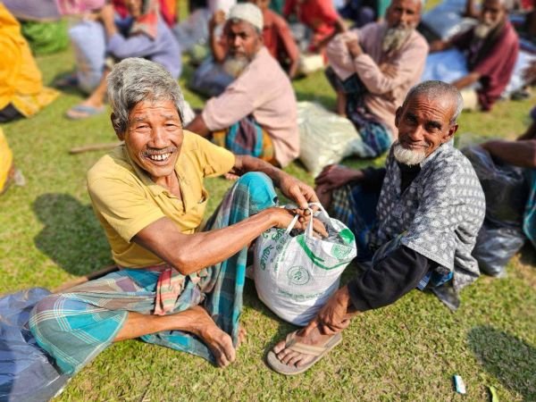 সহায়তা পেয়ে খুশি উপকারভোগী