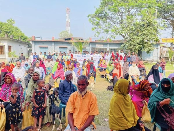 পুনর্বাসন কার্যক্রমে সহায়তা বিতরণ