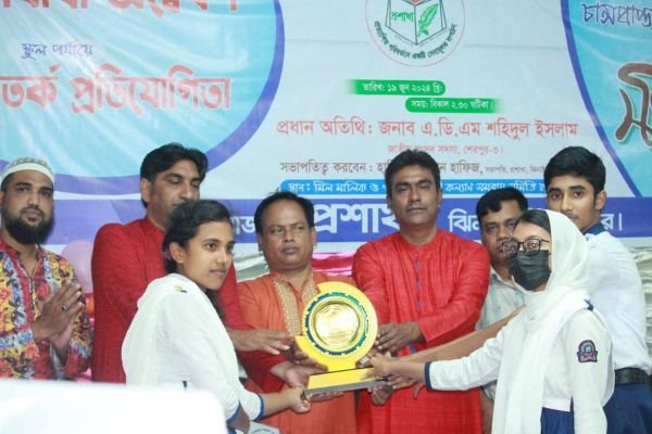বিতর্ক প্রতিযোগিতার পুরস্কার বিতরণ