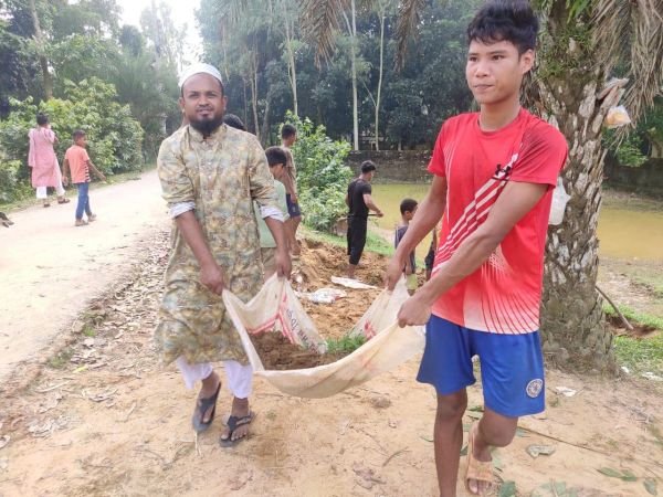 পুনর্বাসন কাজে স্বেচ্ছাসেবকেরা
